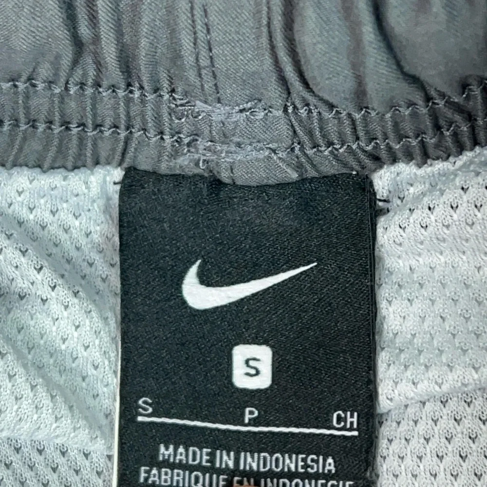 Nike Swimsuit Mens Small Gray Trunks Mesh Lined Athletic Gym Sports Beach Logo